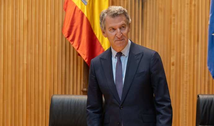 El presidente del Partido Popular, Alberto Núñez Feijóo, durante la reunión plenaria de los Grupos Parlamentarios del Partido Popular del Congreso y del Senado, en el Congreso de los Diputados, a 14 de abril de 2026, en Madrid (España).