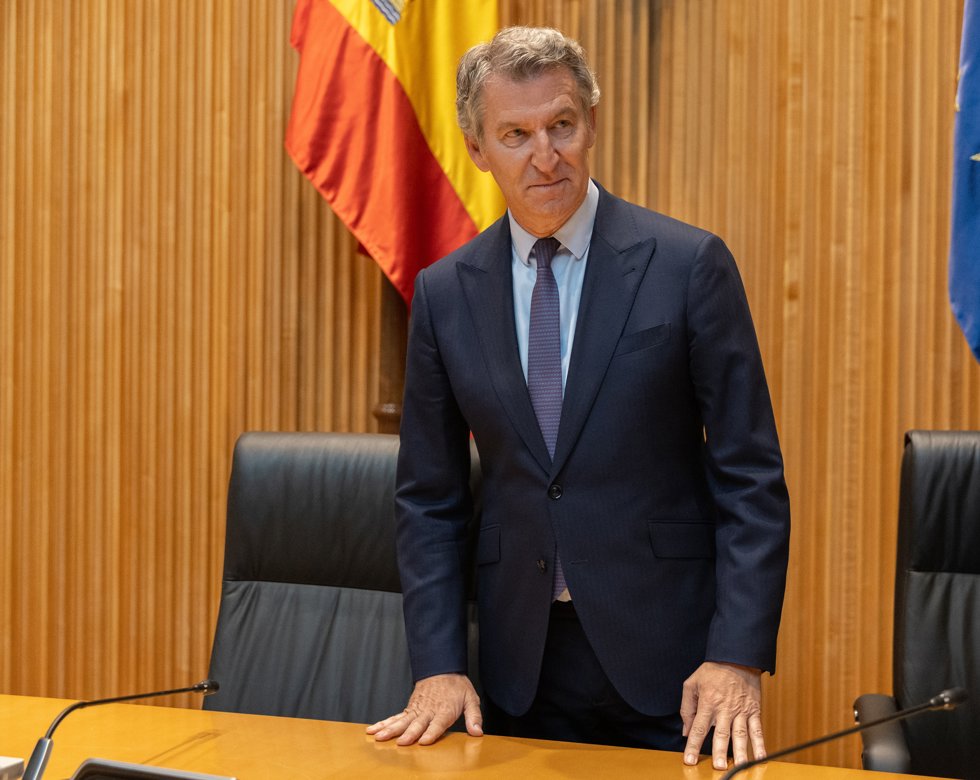 El presidente del Partido Popular, Alberto Núñez Feijóo, durante la reunión plenaria de los Grupos Parlamentarios del Partido Popular del Congreso y del Senado, en el Congreso de los Diputados, a 14 de abril de 2026, en Madrid (España).