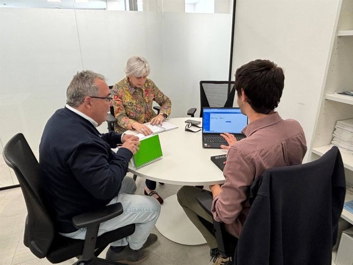 La delegada de Monumento Natural, Medio Ambiente y Sostenibilidad en el Ayuntamiento de Alcalá de Guadaíra , Luisa Campos, en la reunión de trabajo para abordar la revisión anual del Plan Municipal.