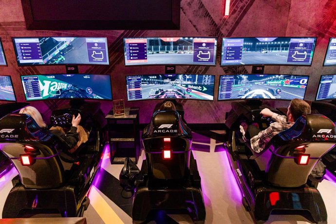 Instalaciones de F1 Arcade Madrid, durante su inauguración institucional, a 14 de abril de 2026, en Madrid (España). Acto inaugural en el local de F1 Arcade Madrid, en el Paseo de la Castellana, donde autoridades municipales y responsables de la firma pre
