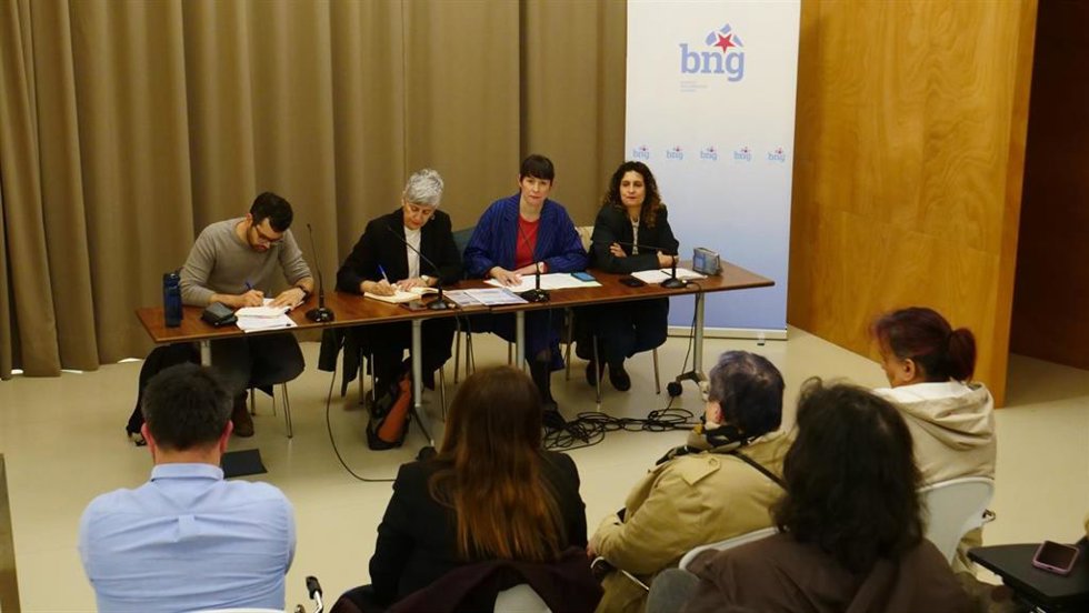 La portavoz nacional del BNG, Ana Pontón, se reúne con representantes de Anpas de A Coruña.
