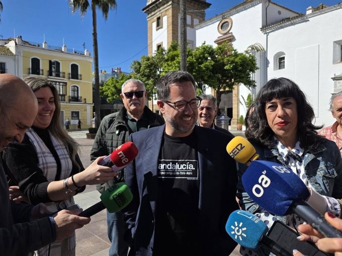 El portavoz y candidato a presidir el Gobierno andaluz por Adelante Andalucía, José Ignacio García, en una atención ante los medios.