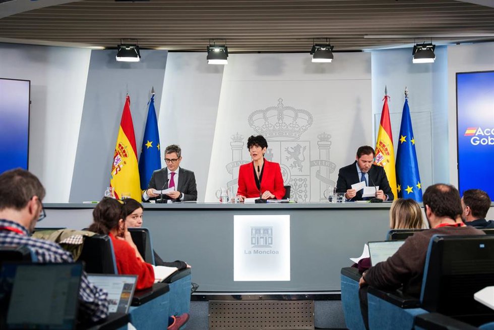 La ministra de Inclusión, Seguridad Social y Migraciones, Elma Saiz, el  ministro de la Presidencia, Justicia y Relaciones con las Cortes, Félix Bolaños, y el ministro de Transportes y Movilidad Sostenible, Óscar Puente