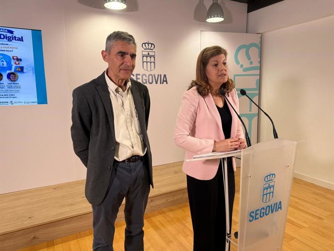 La concejala de Servicios Sociales, Igualdad y Barrios, Azucena Suárez, y del presidente de la Asociación Andrés Laguna, Javier Tejedor.