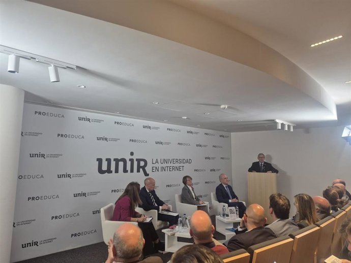 El Ministerio prepara un RD de Universidades que tendrá por primera vez con un apartado sobre el uso de la IA en el aula.