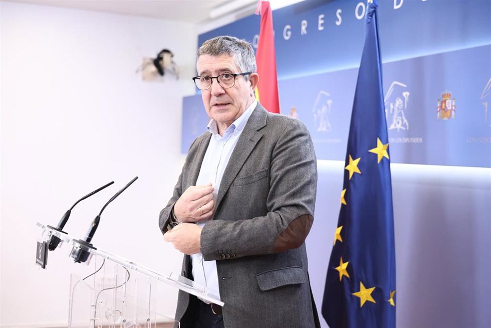El portavoz del PSOE en el Congreso, Patxi López, interviene durante una rueda de prensa en el Congreso, a 14 de abril de 2026, en Madrid (España).