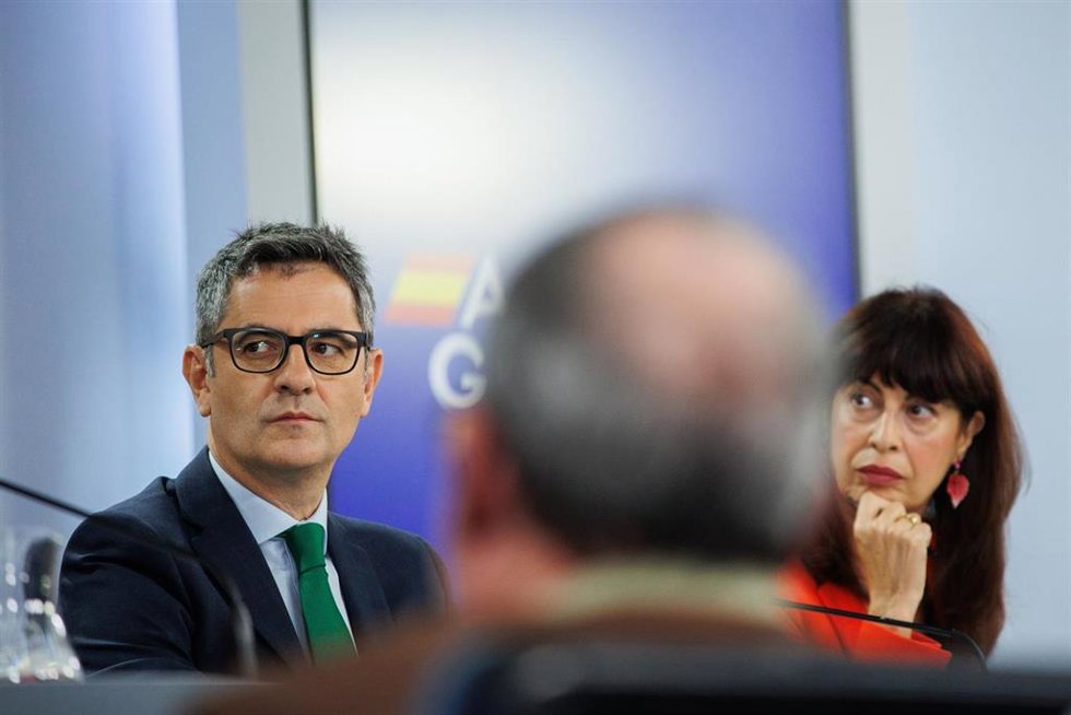 Archivo - El ministro de la Presidencia, Justicia y Relaciones con las Cortes, Félix Bolaños y la ministra de Igualdad, Ana Redondo, durante una rueda de prensa posterior al Consejo de Ministros