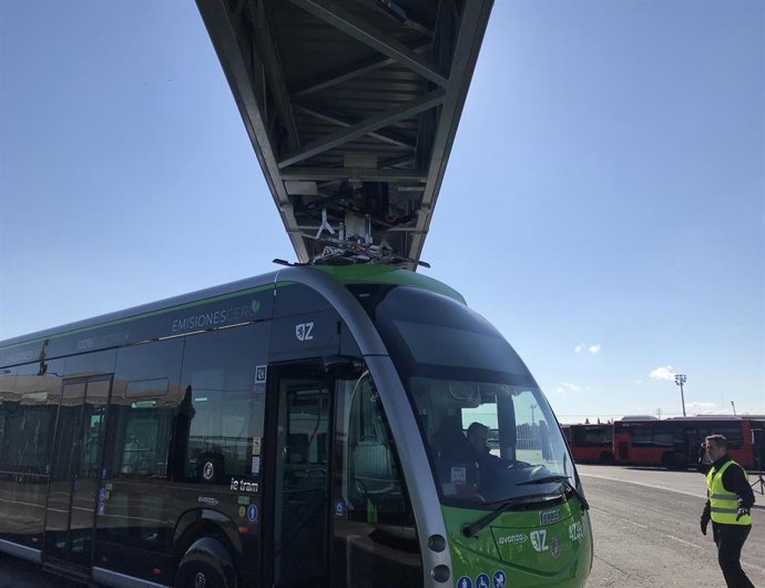 Archivo - Pantógrafo invertido para recarga de los autobuses eléctricos