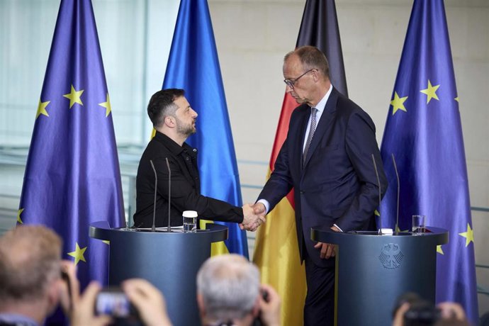 Archivo -  El presidente ucraniano, Volodymyr Zelenski, junto al canciller alemán, Friedrich Merz, en una rueda de prensa celebrada el 13 de agosto de 2025 en Berlín, Alemania.