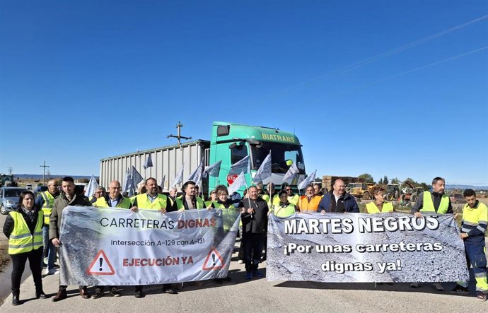 Concentración de los 'Martes Negros' de vecinos, trabajadores y empresarios de Los Monegros para exigir mejores carreteras.