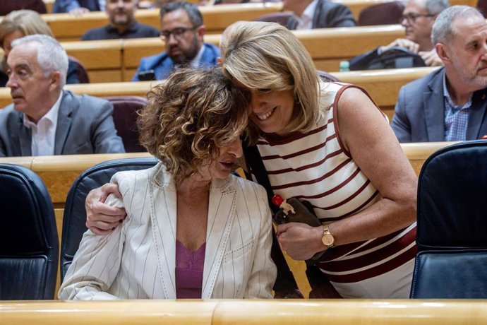 Archivo - La senadora del PSOE y expresidenta de la Junta de Andalucía Susana Díaz (d), conversa con la vicepresidenta primera y Ministra de Hacienda, María Jesús Montero (i), antes de un pleno en el Senado, a 17 de junio de 2025, en Madrid. (Foto de arch