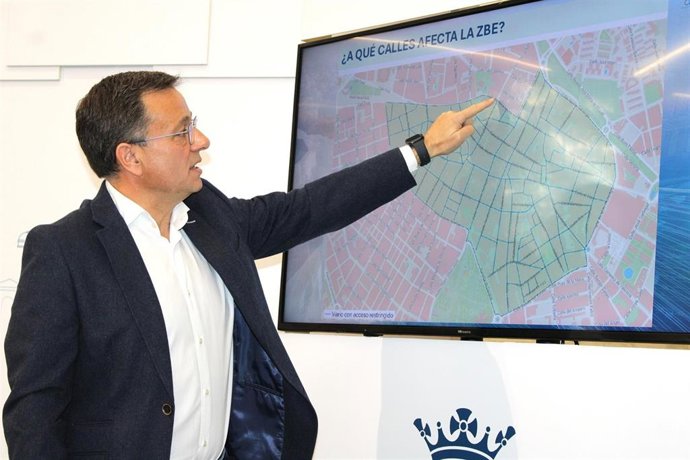 El alcalde de Albacete, Manuel Serrano, durante la presentación de la Zona de Bajas Emisiones.
