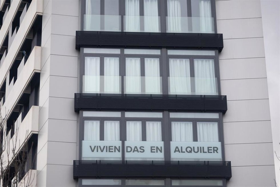 Archivo - Anuncio de viviendas en alquiler, en el barrio de Castellana, a 13 de febrero de 2026, en Madrid (España). 