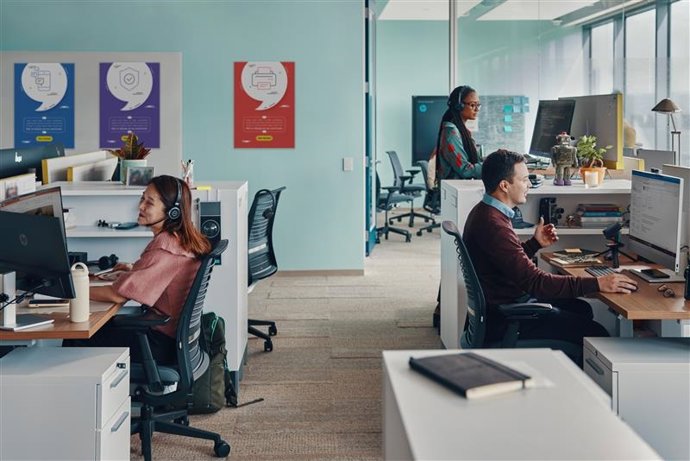 Utilização de computadores em um ambiente empresarial.