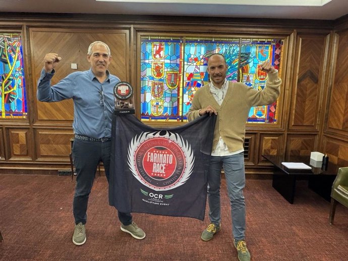 El concejal de Deportes de León, Vicente Canuria (izquierda), se ha reunido este martes organizadores de la Farinato Race para ultimar los detalles de la prueba.