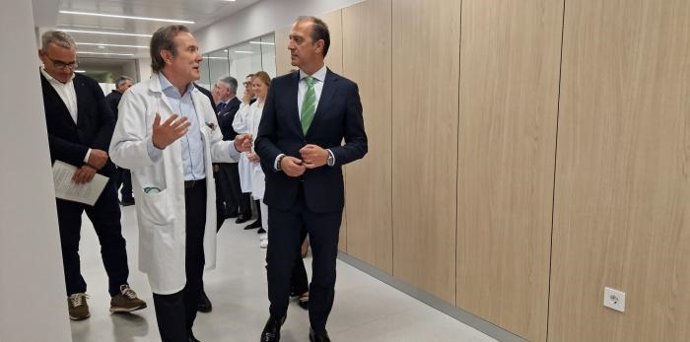 El consejero de Sanidad del Gobierno de Aragón en funciones, José Luis Bancalero Flores, en el Hospital 'Royo Villanova'.