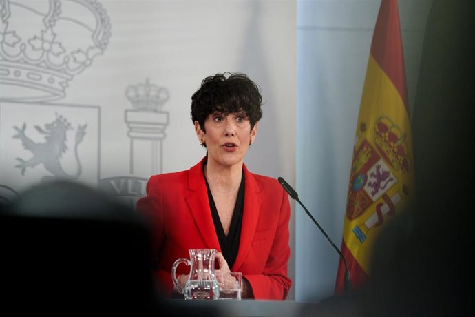 La ministra de Inclusión, Seguridad Social y Migraciones, Elma Saiz, durante la rueda de prensa tras el consejo de Ministros, a 14 de abril de 2026, en Madrid (España). 