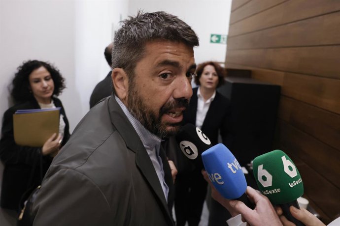 El diputat Carlos Mazón al final de la sessió de control, en Les Corts Valencianes, a 1 d'abril del 2026, a València