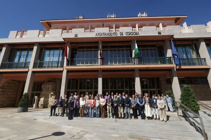 Manifestación silenciosa de miembros de la Corporación provincial en repulsa del asesinato machista de una mujer de 64 años en el barrio de La Fuensanta.