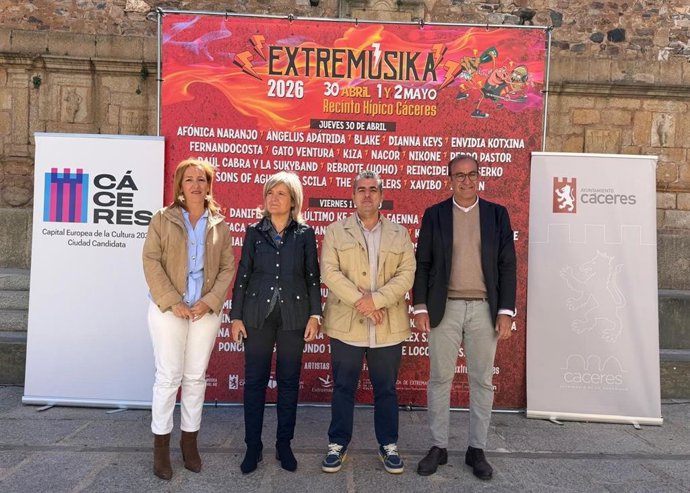 La diputada de Turismo, Elisabeth Martín; la consejera de Cultura, Victoria Bazaga; el promotor musical, Carlos Lobo, y el alcalde de Cáceres, Rafael Mateos, en la presentación de Extremúsika