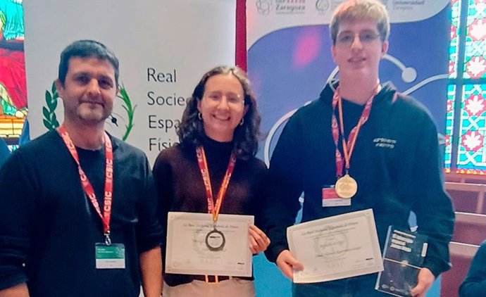 La delegación navarra, en Zaragoza. De izda. A dcha., Ricardo San Martín, Sofía Galbete y Antso Vidondo.