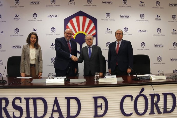 El rector de la UCO, Manuel Torralbo Rodríguez; el presidente de CECO, Antonio Díaz Córdoba; el presidente de la Comisión de Empresa Familiar de CECO y vicepresidente, Antonio Torrent Cruz; y la vicerrectora de Innovación y Transferencia, Lourdes Arce.