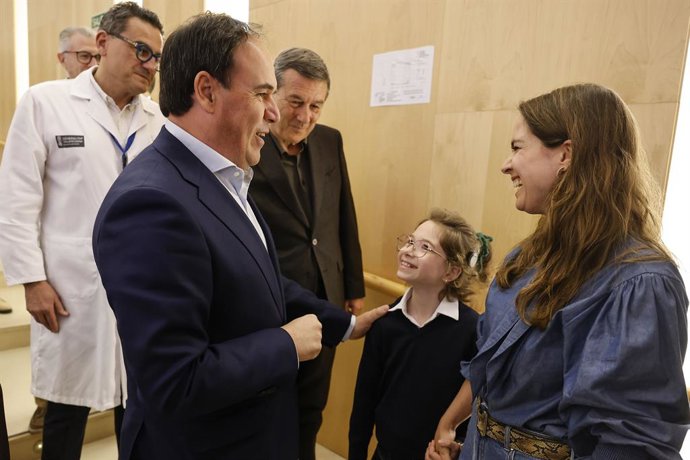 El president de la Generalitat, Juanfran Pérez Llorca, vas agafar a la jornada sobre trasplantament cardíac en La Fe. 