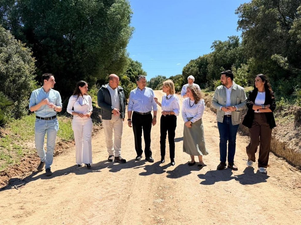 Antonio Sanz con García-Pelayo en uno de los caminos rurales de Jerez.