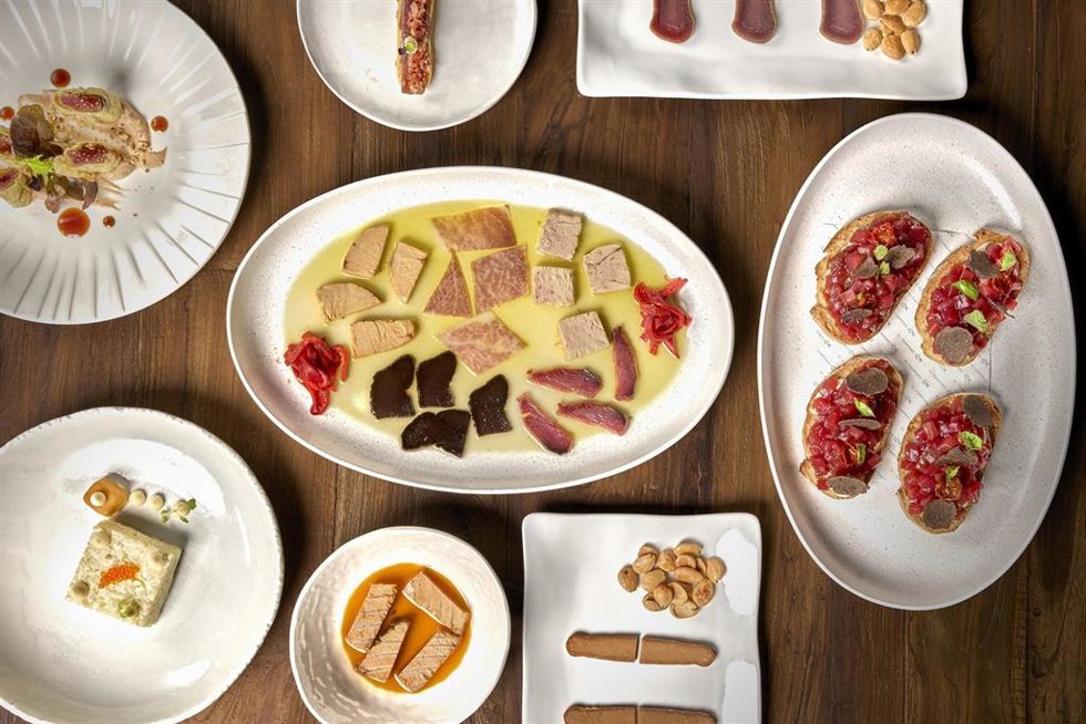 Mesa con platos de atún de El Campero Madrid