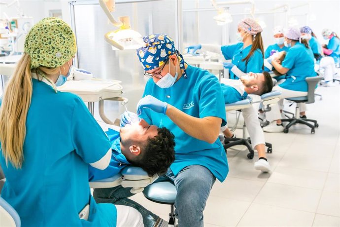 Estudiantes de odontología de Adema.