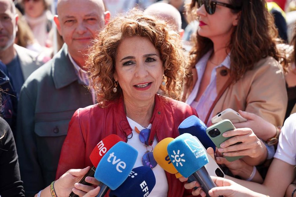La candidata a la Junta de Andalucía por el Partido PSOE-A María Jesús Montero atiende a los medios antes del comienzo de la manifestación de las Mareas Blancas en Sevilla. (Foto de archivo).
