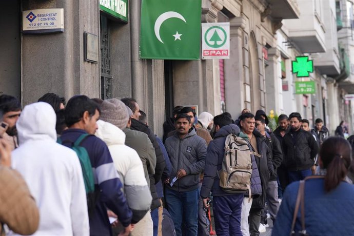 Archivo - Largas colas para acogerse al nuevo proceso de regularización de migrantes, ante el Consulado de Pakistán en Barcelona, a 30 de enero de 2026.