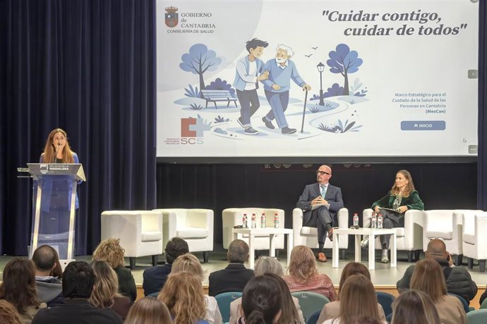 El consejero de Salud, César Pascual, asiste a la presentación del Marco Estratégico para el Cuidado de la Salud de las Personas en Cantabria.