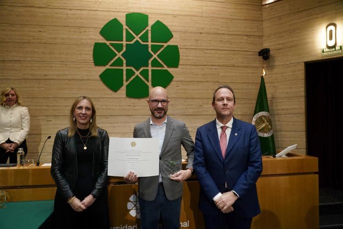 La viceconsejera de Universidad, Investigación e Innovación de la Junta de Andalucía, Lorena Garrido, y el rector de la UNIA, José Ignacio García (d), en la entrega de reconocimientos dentro de los actos del Día de la UNIA en la sede de Málaga.