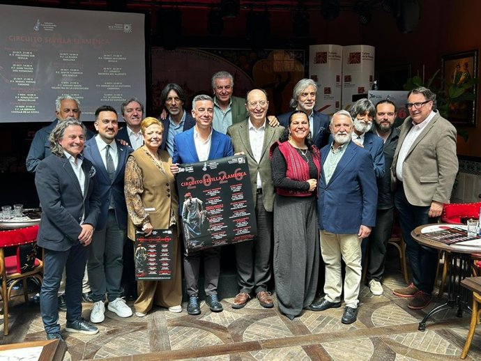Rodríguez Hans, en el centro, en la foto de familia tras la presentación del circuito 'Sevilla Flamenca 2026'.