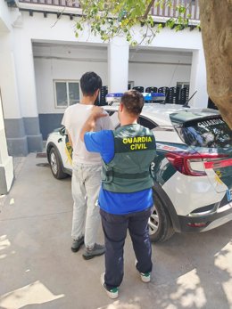 Detenido un joven por cuatro robos en locales de hostelería de Órgiva. No tenía domicilio conocido y eludía la búsqueda de la Guardia Civil ocultándose en zonas de vegetación donde pernoctaba en un saco de dormir.