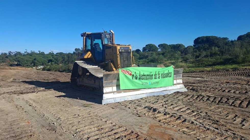 Ecologistas en una protesta por las obras de El Rompido.