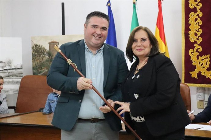José Manuel Ruiz (PSOE) recibe el bastón de mando, como nuevo alcalde de Cardeña, de la anterior regidora, Catalina Barragán (IU).