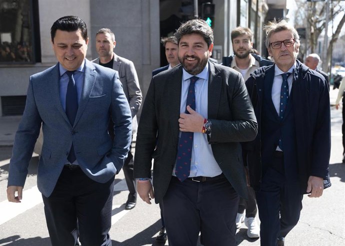 El presidente de la Región de Murcia, Fernando López Miras (c), a su llegada a la reunión de la Junta Directiva Nacional del partido en la sede del PP en la calle Génova, a 16 de marzo de 2026, en Madrid (España). 