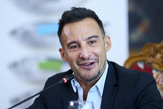 El director de cine Alejandro Amenábar interviene tras recibir el Premio de Cinematografía de la Universidad Internacional Menéndez Pelayo (UIMP), en el Palacio de la Magdalena, el 5 de septiembre de 2023, en Santander, Cantabria (España).