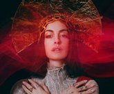 Foto: Acusaciones de blasfemia contra Anne Hathaway y Mother Mary por su simbología religiosa y primeras reacciones