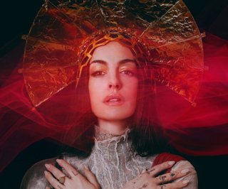 Anne Hathaway destata la polémica con su simbología religiosa en Mother Mary: Primeras reacciones