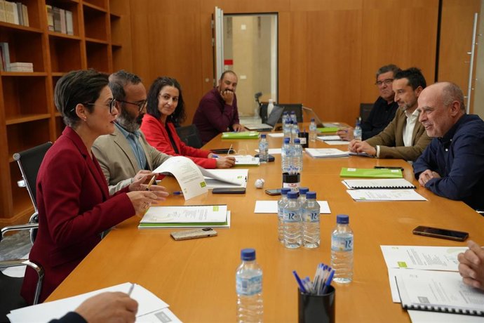 La presidenta de la Diputación de Badajoz, Raquel del Puerto, y el presidente de la Diputación de Cáceres, Miguel Ángel Morales, en la reunión de la Junta Directiva del Fondo Extremeño Local de Cooperación al Desarrollo (FELCODE).