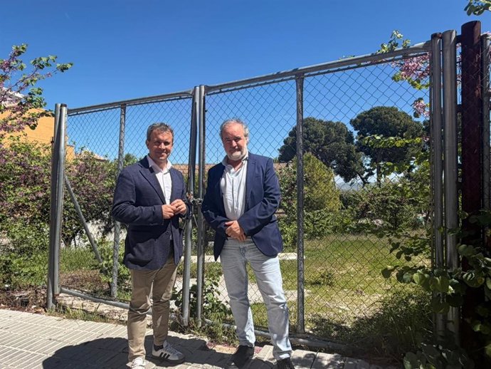 Julio Millán y Francisco Lechuga ante el solar de la calle Doctor Azpitarte.
