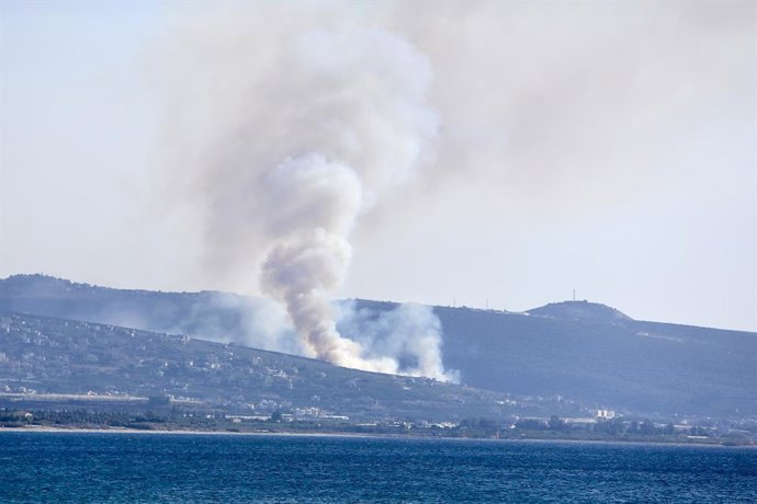 Archivo - Arquivo - TYRE, 25 de outubro de 2024  -- Esta foto mostra a fumaça causada pelos ataques aéreos israelenses em Naqoura, no Líbano, em 24 de outubro de 2024.