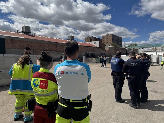 Personal sanitario y Policía Municipal de Madrid en el lugar de un accidente laboral mortal en Vicálvaro