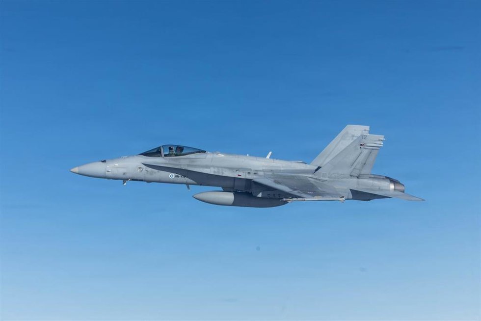 Un avión de combate F/A-18 Hornet de la Fuerza Aérea Finlandesa se coloca junto a un avión KC-130J Super Hercules de la Fuerza Aérea de los Estados Unidos durante la operación de entrenamiento conjunta Cold Response 26, el 16 de marzo de 2026