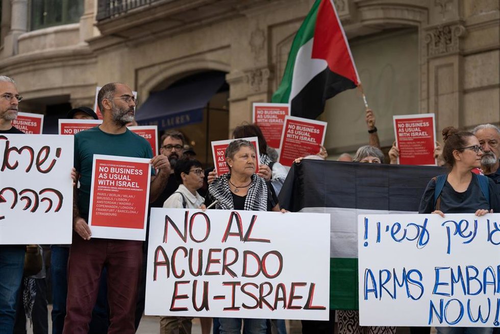 Archivo - Manifestantes durante una concentración de ciudadanos israelíes para pedir la suspensión del acuerdo de asociación entre la UE e Israel, ante Oficina del PE, a 27 de mayo de 2025, en Barcelona, Cataluña (España). 