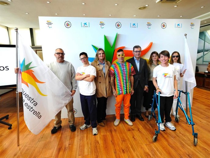 Foto de familia tras la presentación de la nueva imagen del proyecto ‘Nuestra Próxima Estrella’.