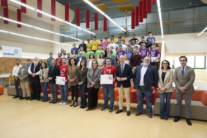 Acto de reconocimiento a los estudiantes de 4º curso de la Universidad de Córdoba Juan Carlos Cruz y Antonio Miguel Urbano, pertenecientes, respectivamente, a los Grados de Ingeniería Electrónica Industrial e Ingeniería Mecánica.